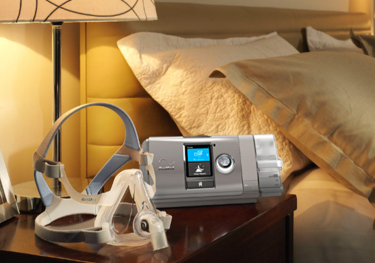 ResMed-AirCurve™-10-VAuto-with-HumidAir™-on-bedside-table ResMed-AirCurve™-10-VAuto-with-HumidAir™-on-bedside-table
